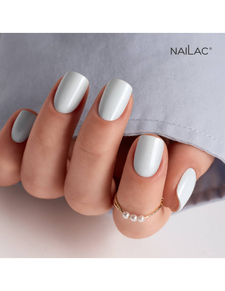 Manicure hybrydowy. Paznokcie pomalowane lakierem hybrydowym w kolorze pastelowym błękitnym Manicure hybrydowy. Paznokcie pomalowane lakierem hybrydowym w kolorze pastelowym błękitnym