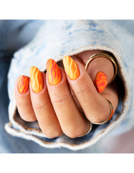 Manicure hybrydowy. Zdobienie wykonane z wykorzystaniem lakeru hybrydowego w kolorze pomarańczowym  Spritz Baby!