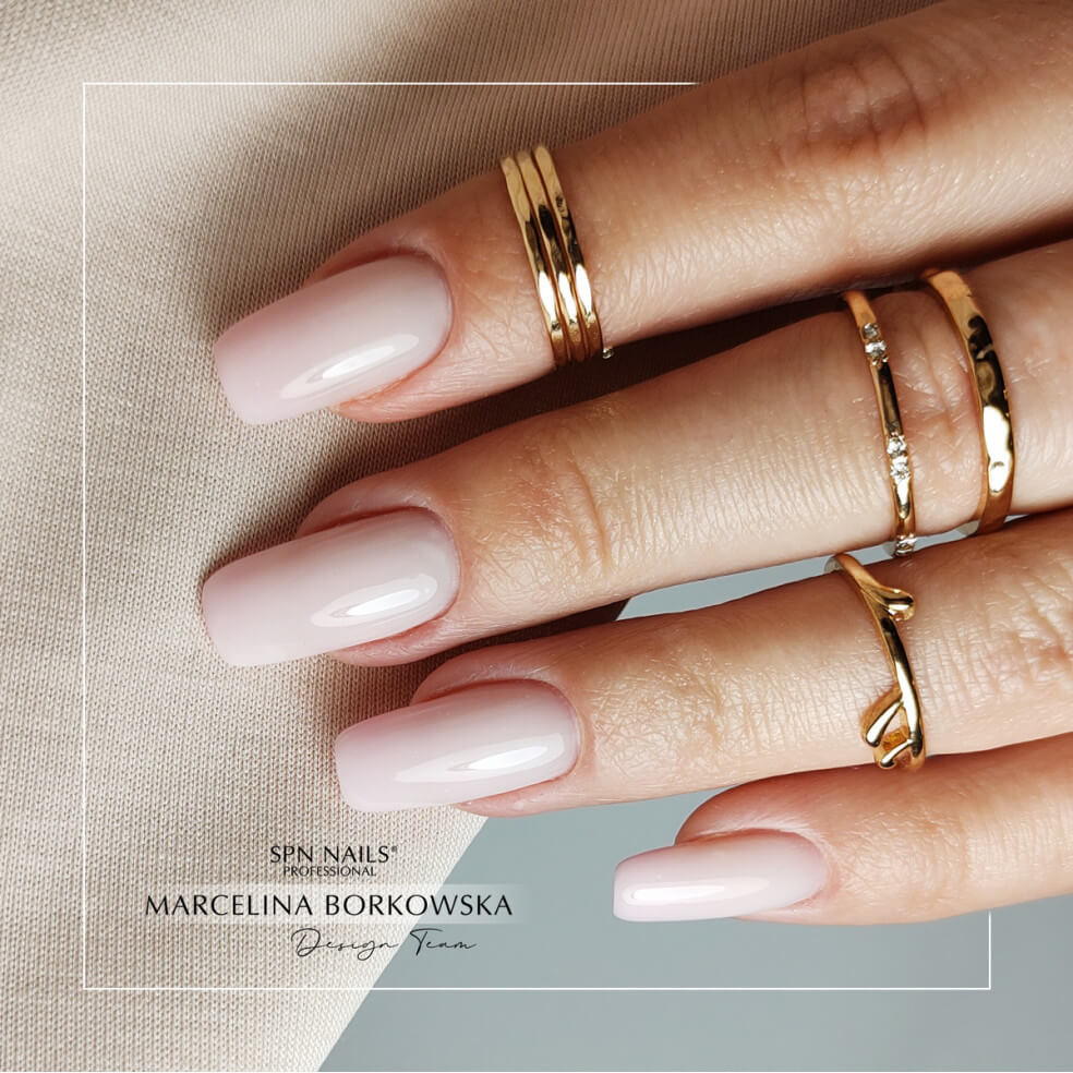 Manicure hybrydowy. Paznokcie pomalowane bazą hybrydową Mono Milk w odcieniu mlecznym