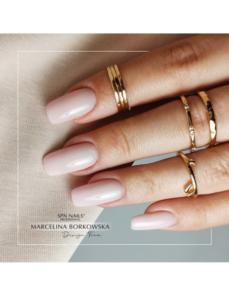 Manicure hybrydowy. Paznokcie pomalowane bazą hybrydową Mono Milk w odcieniu mlecznym