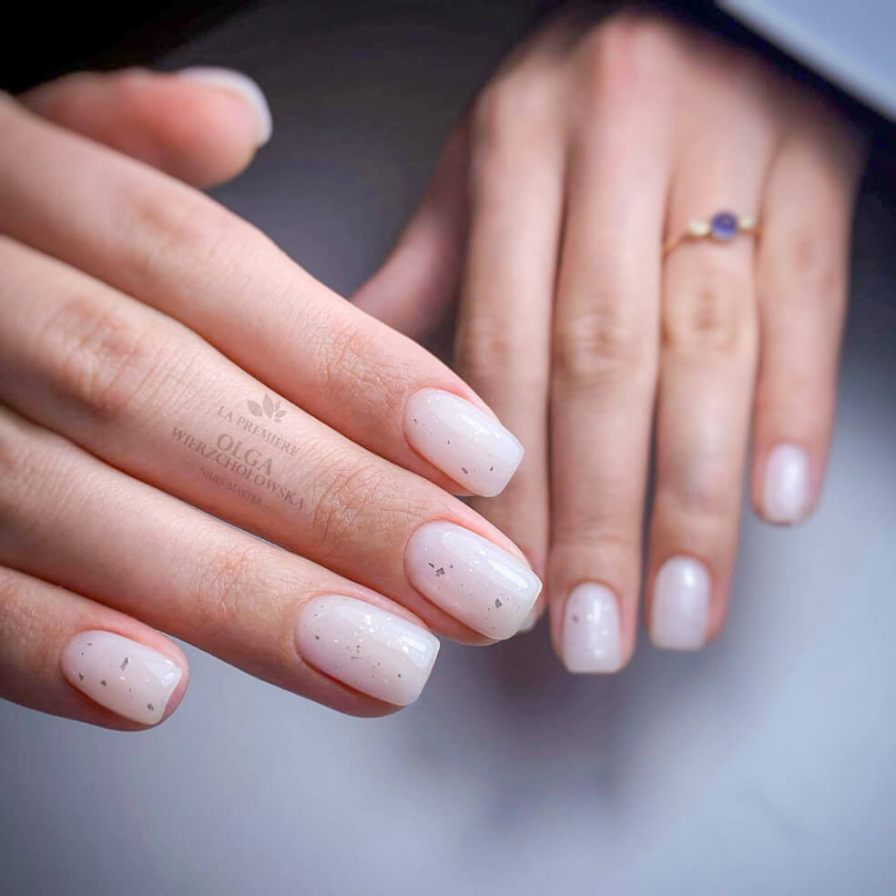 Manicure hybrydowy. Paznokcie pokryte mleczną bazą hybrydową Mono Milk