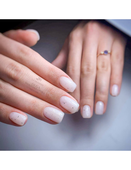 Manicure hybrydowy. Paznokcie pokryte mleczną bazą hybrydową Mono Milk