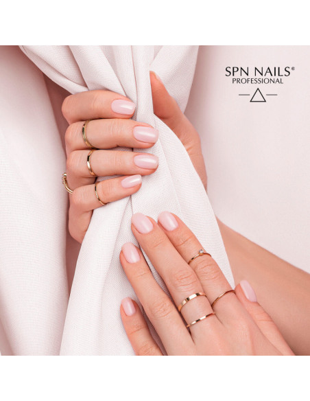 Manicure hybyrdowy wykonany za pomocą bazy hybrydowej Mono Milk w kolorze mlecznym