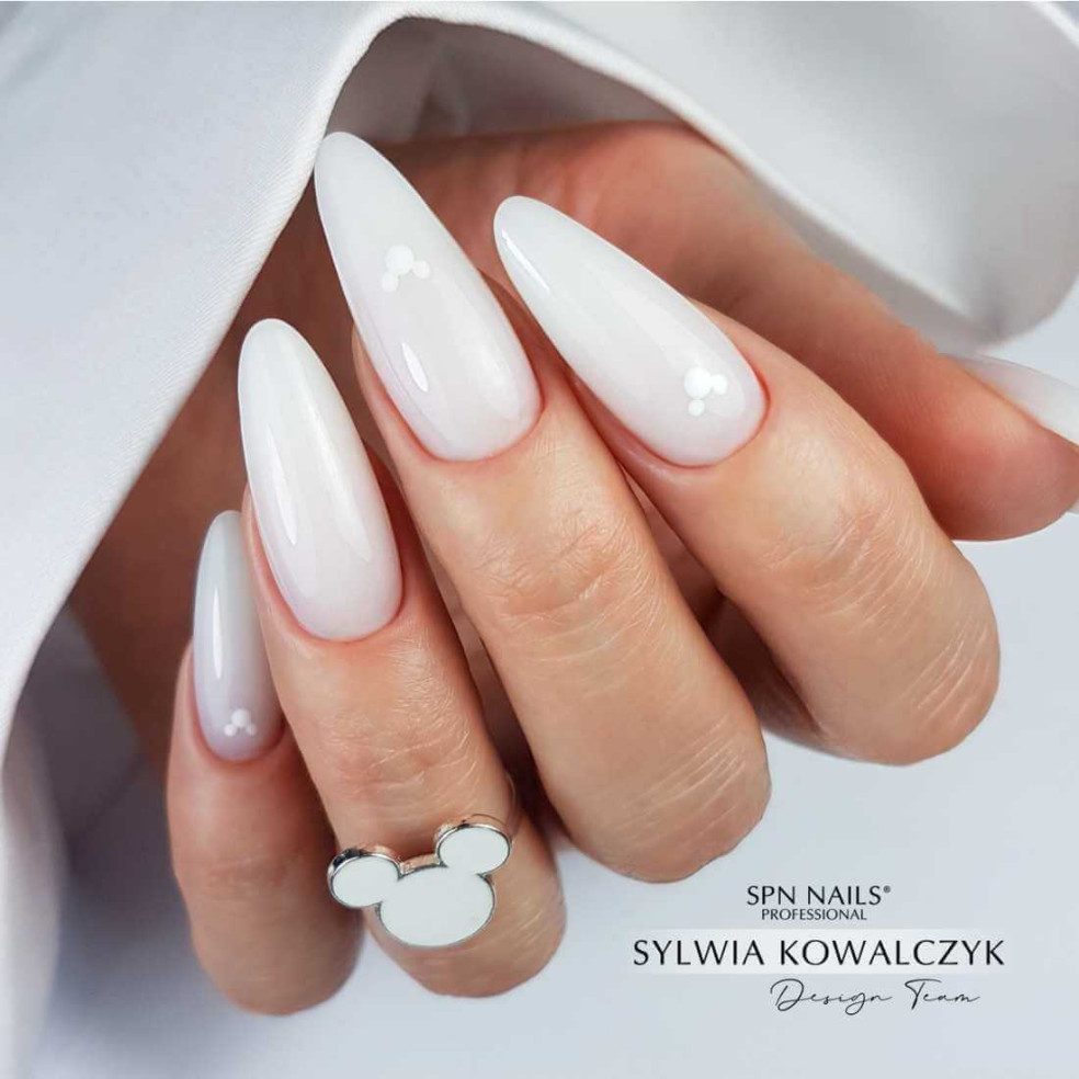 Mleczny manicure hybrydowy. Paznokcie pomalowane mlecznym lakierem
