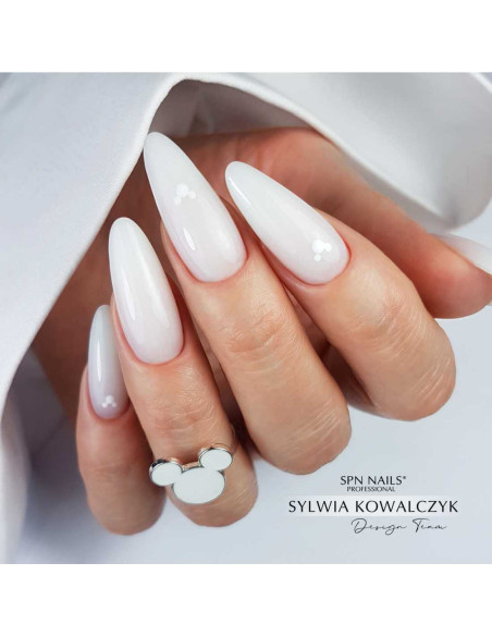 Mleczny manicure hybrydowy. Paznokcie pomalowane mlecznym lakierem