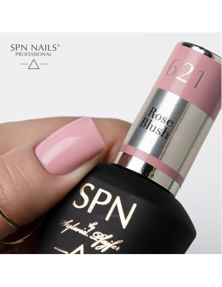 Butelka z lakierem hybrydowym i kciuk pomalowany kolorem różowym Rose Blush Butelka z lakierem hybrydowym i kciuk pomalowany kolorem różowym Rose Blush