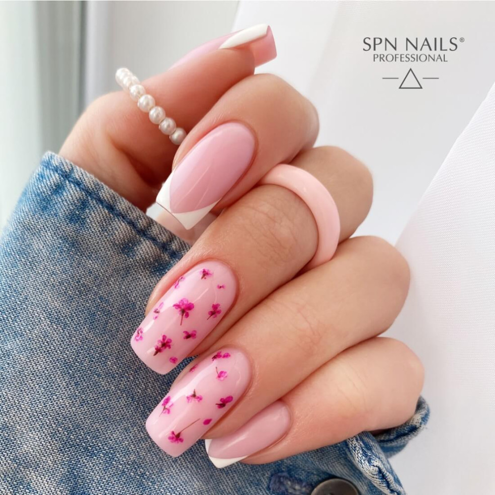 Manicure hybrydowy. Stylizacja wykonana za pomocą lakieru hybrydowego w kolorze pudrowego różu Manicure hybrydowy. Stylizacja wykonana za pomocą lakieru hybrydowego w kolorze pudrowego różu