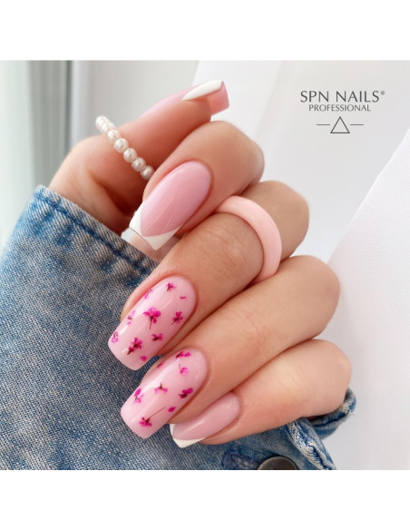 Manicure hybrydowy. Stylizacja wykonana za pomocą lakieru hybrydowego w kolorze pudrowego różu Manicure hybrydowy. Stylizacja wykonana za pomocą lakieru hybrydowego w kolorze pudrowego różu