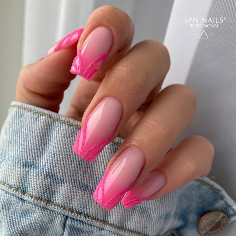 Paznokcie hybrydowe. Manicure wykonany przy użyciu lakieru hybrydowego w kolorze pudrowego różu Pudding French Paznokcie hybrydowe. Manicure wykonany przy użyciu lakieru hybrydowego w kolorze pudrowego różu Pudding French