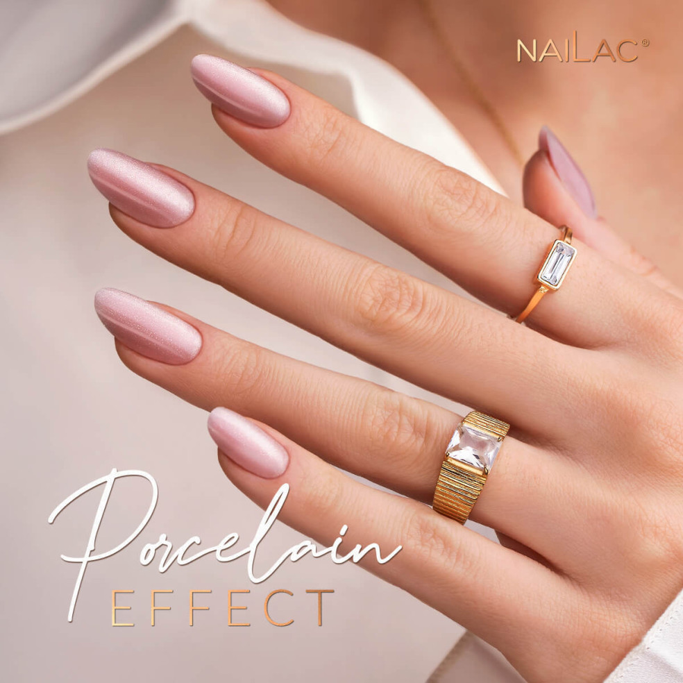 Manicure hybrydowy. Paznokcie pomalowane lakierem cat eye z efektem porcelany w kolorze różowym Manicure hybrydowy. Paznokcie pomalowane lakierem cat eye z efektem porcelany w kolorze różowym