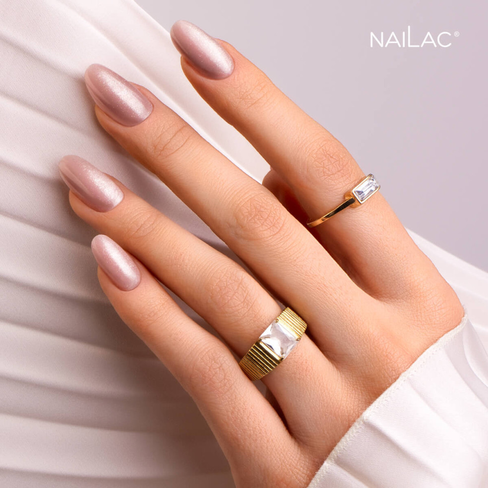 Manicure hybrydowy. Paznokcie pomalowane lakierem cat eye z efektem porcelany w kolorze różowym Manicure hybrydowy. Paznokcie pomalowane lakierem cat eye z efektem porcelany w kolorze różowym