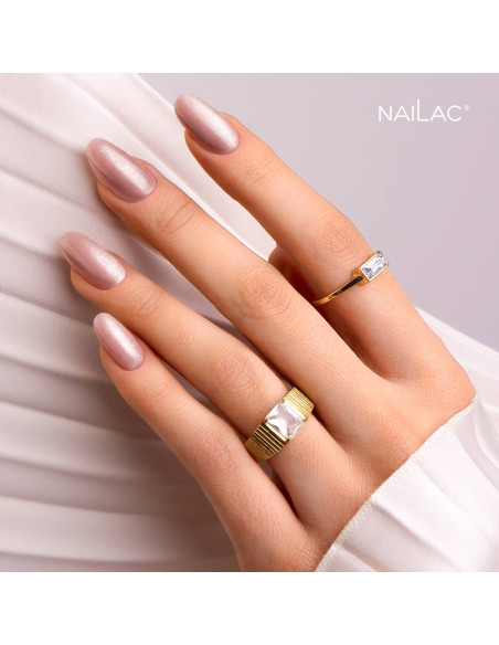 Manicure hybrydowy. Paznokcie pomalowane lakierem cat eye z efektem porcelany w kolorze różowym Manicure hybrydowy. Paznokcie pomalowane lakierem cat eye z efektem porcelany w kolorze różowym