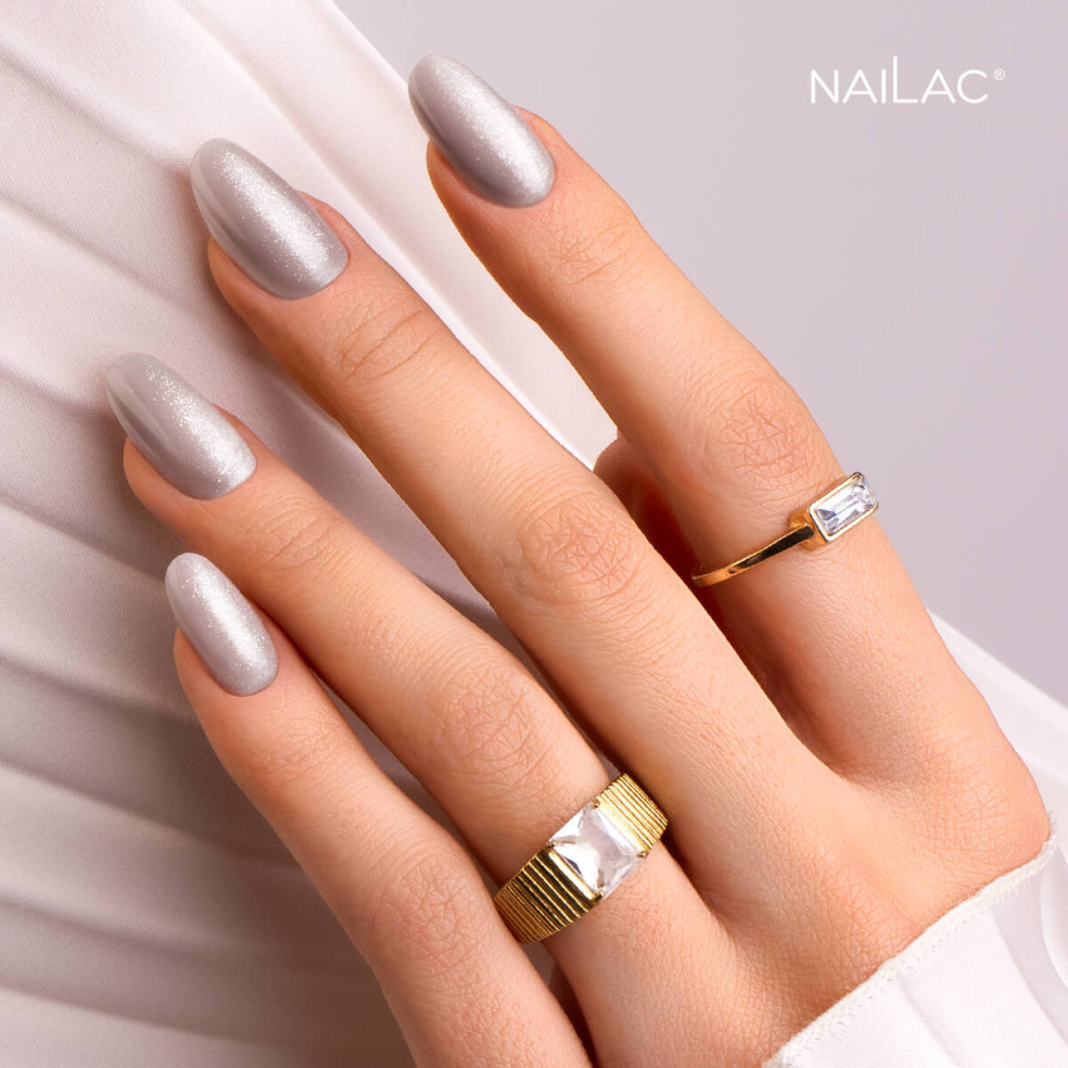 Manicure hybrydowy. Paznokcie pomalowane srebrnym lakierem z efektem cat eye porcelain Manicure hybrydowy. Paznokcie pomalowane srebrnym lakierem z efektem cat eye porcelain