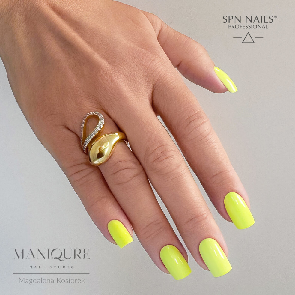 Paznokcie pomalowane intenswynym żółtym kolorem Paznokcie pomalowane intenswynym żółtym kolorem