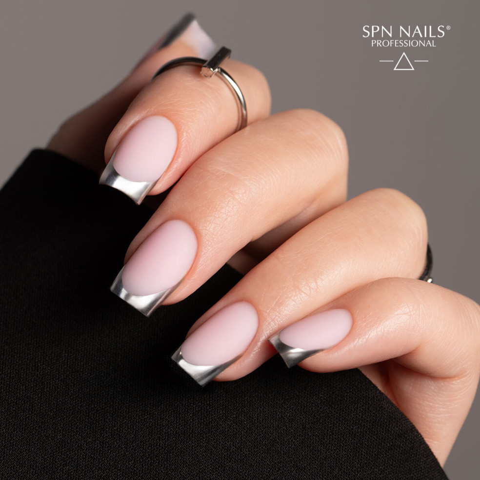 Srebrny french manicure. Zdobienie wykonane ze pomocą lakieru hybrydowego z efektem srebrnej tafli Srebrny french manicure. Zdobienie wykonane ze pomocą lakieru hybrydowego z efektem srebrnej tafli