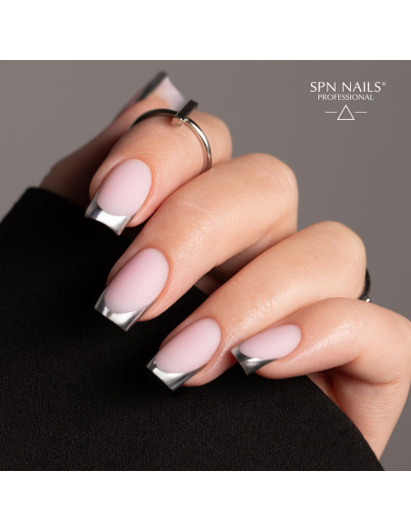 Srebrny french manicure. Zdobienie wykonane ze pomocą lakieru hybrydowego z efektem srebrnej tafli