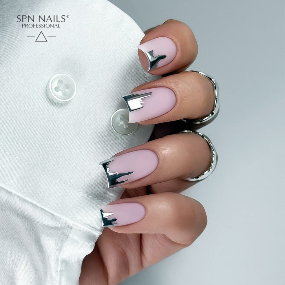 Manicure hybrydowy ze srebnym metalicznym zdobieniem wykonanym lakierem Silver Chrome Manicure hybrydowy ze srebnym metalicznym zdobieniem wykonanym lakierem Silver Chrome