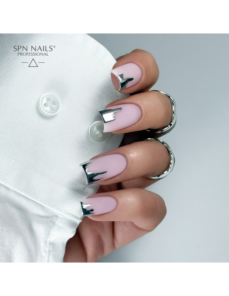 Manicure hybrydowy ze srebnym metalicznym zdobieniem wykonanym lakierem Silver Chrome
