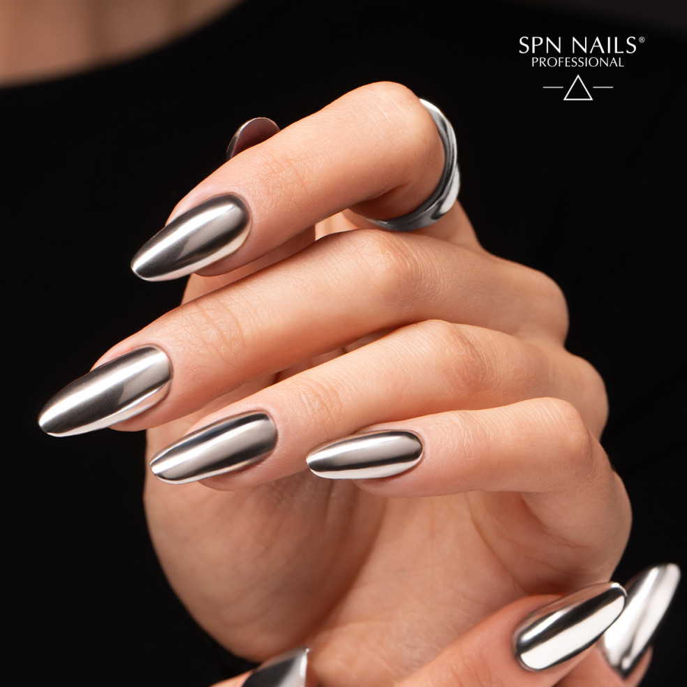 Lustrzane paznokcie. Manicure wykonany za pomocą srebrnego lakieru hybrydowego Silver Chrome Lustrzane paznokcie. Manicure wykonany za pomocą srebrnego lakieru hybrydowego Silver Chrome