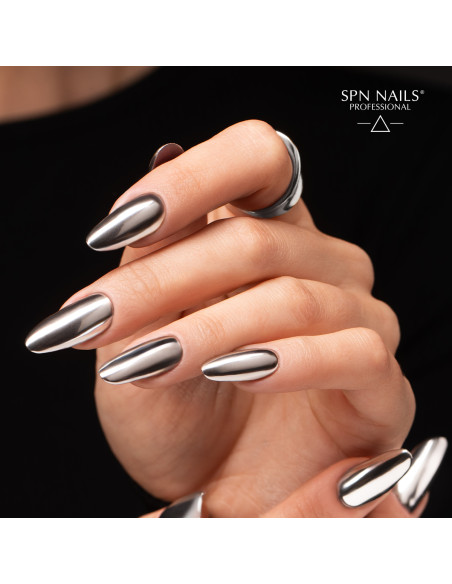 Lustrzane paznokcie. Manicure wykonany za pomocą srebrnego lakieru hybrydowego Silver Chrome Lustrzane paznokcie. Manicure wykonany za pomocą srebrnego lakieru hybrydowego Silver Chrome
