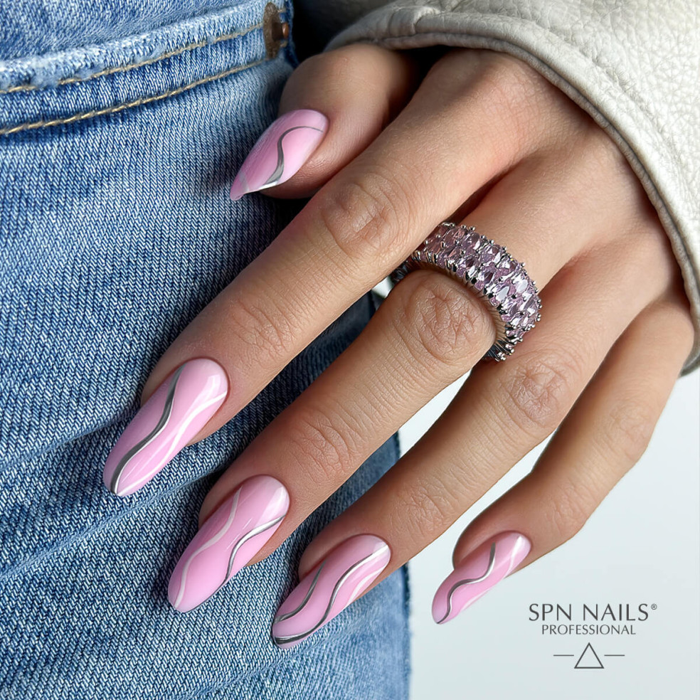 Manicure hybrydowy. Zdobienie wykonane za pomocą lakieru hybrydowego z efektem płynnego srebra Manicure hybrydowy. Zdobienie wykonane za pomocą lakieru hybrydowego z efektem płynnego srebra