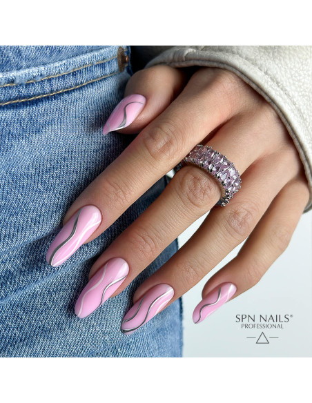 Manicure hybrydowy. Zdobienie wykonane za pomocą lakieru hybrydowego z efektem płynnego srebra
