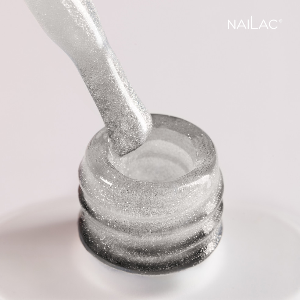 Szyjka butelki z opartym o nią pędzelkiem zanurzonym w bokatowym topie Cat Eye Sparkle NaiLac 7ml Szyjka butelki z opartym o nią pędzelkiem zanurzonym w bokatowym topie Cat Eye Sparkle NaiLac 7ml