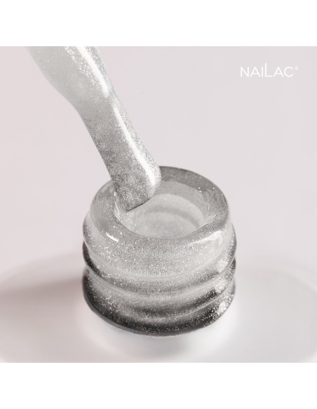 Szyjka butelki z opartym o nią pędzelkiem zanurzonym w bokatowym topie Cat Eye Sparkle NaiLac 7ml Szyjka butelki z opartym o nią pędzelkiem zanurzonym w bokatowym topie Cat Eye Sparkle NaiLac 7ml