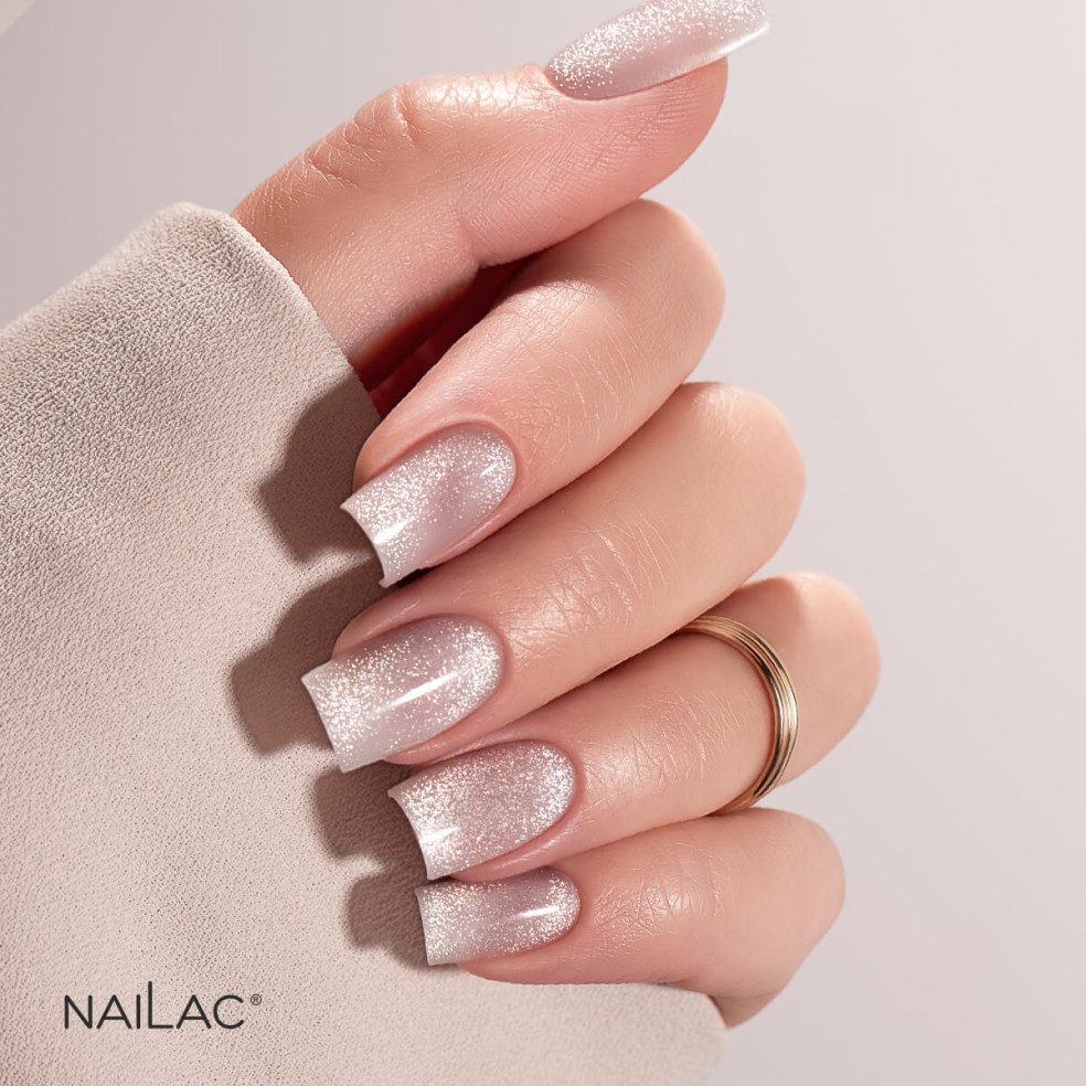 Paznokcie pomalowane topem hybrydowym Cat Eye Sparkle z magnetycznymi drobinkami flash Paznokcie pomalowane topem hybrydowym Cat Eye Sparkle z magnetycznymi drobinkami flash