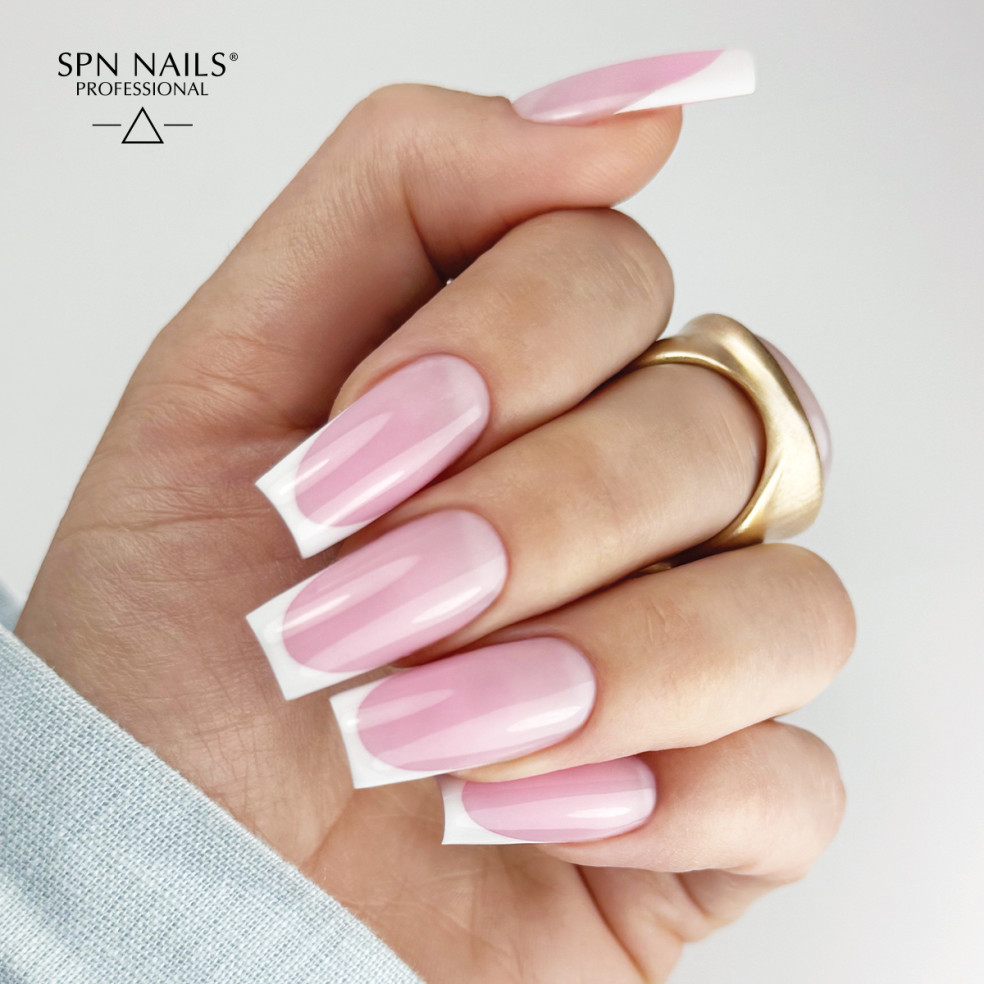 Manicure żelowy wykonany za pomocą żelu z tiksotrpią TiXo w kolorze różowym