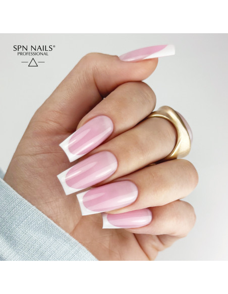 Manicure żelowy wykonany za pomocą żelu z tiksotrpią TiXo w kolorze różowym