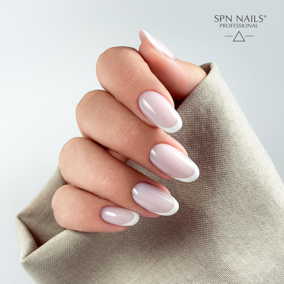 Manicure żelowy wykonany za pomocą mlecznobiałego żelu do przedłużania Perfect Milk Gel