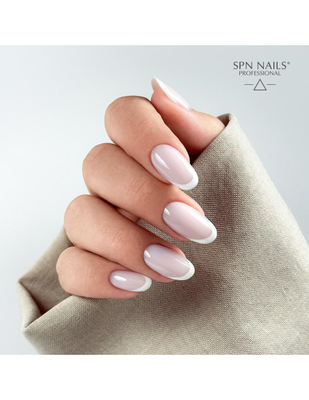 Manicure żelowy wykonany za pomocą mlecznobiałego żelu do przedłużania Perfect Milk Gel