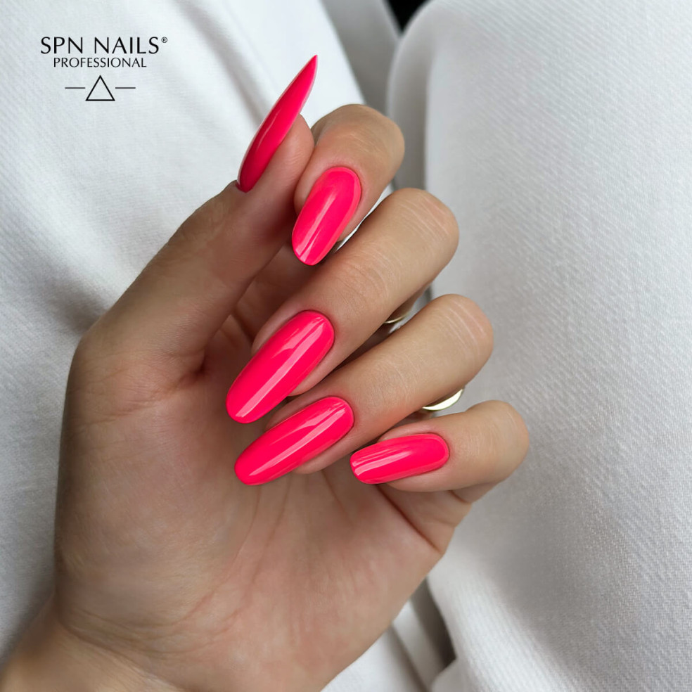 Paznokcie pomalowane neonowym czerwonym lakierem hybrydowym  966 Strawberry Margarita