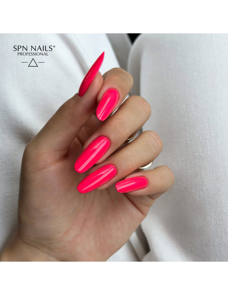 Paznokcie pomalowane neonowym czerwonym lakierem hybrydowym  966 Strawberry Margarita