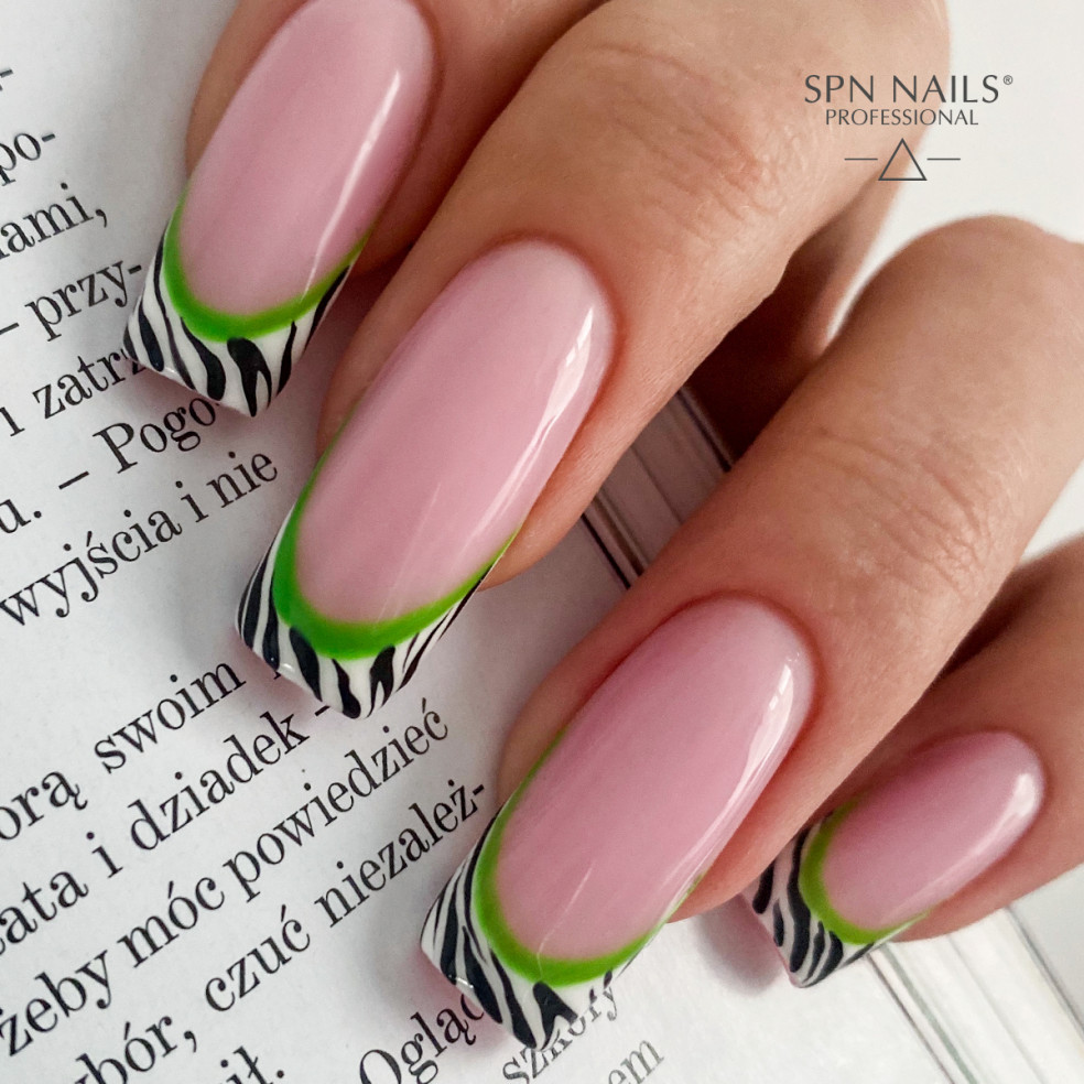 Manicure hybrydowy z wykorzystaniem zielonego koloru