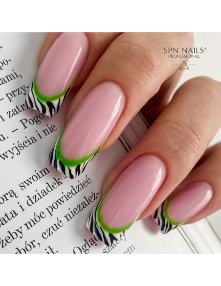 Manicure hybrydowy z wykorzystaniem zielonego koloru