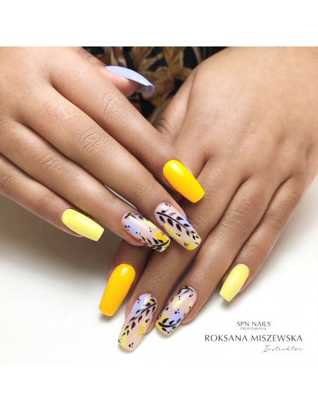 Manicure z wykorzystaniem pomarańczowego lakieru hybrydowego,