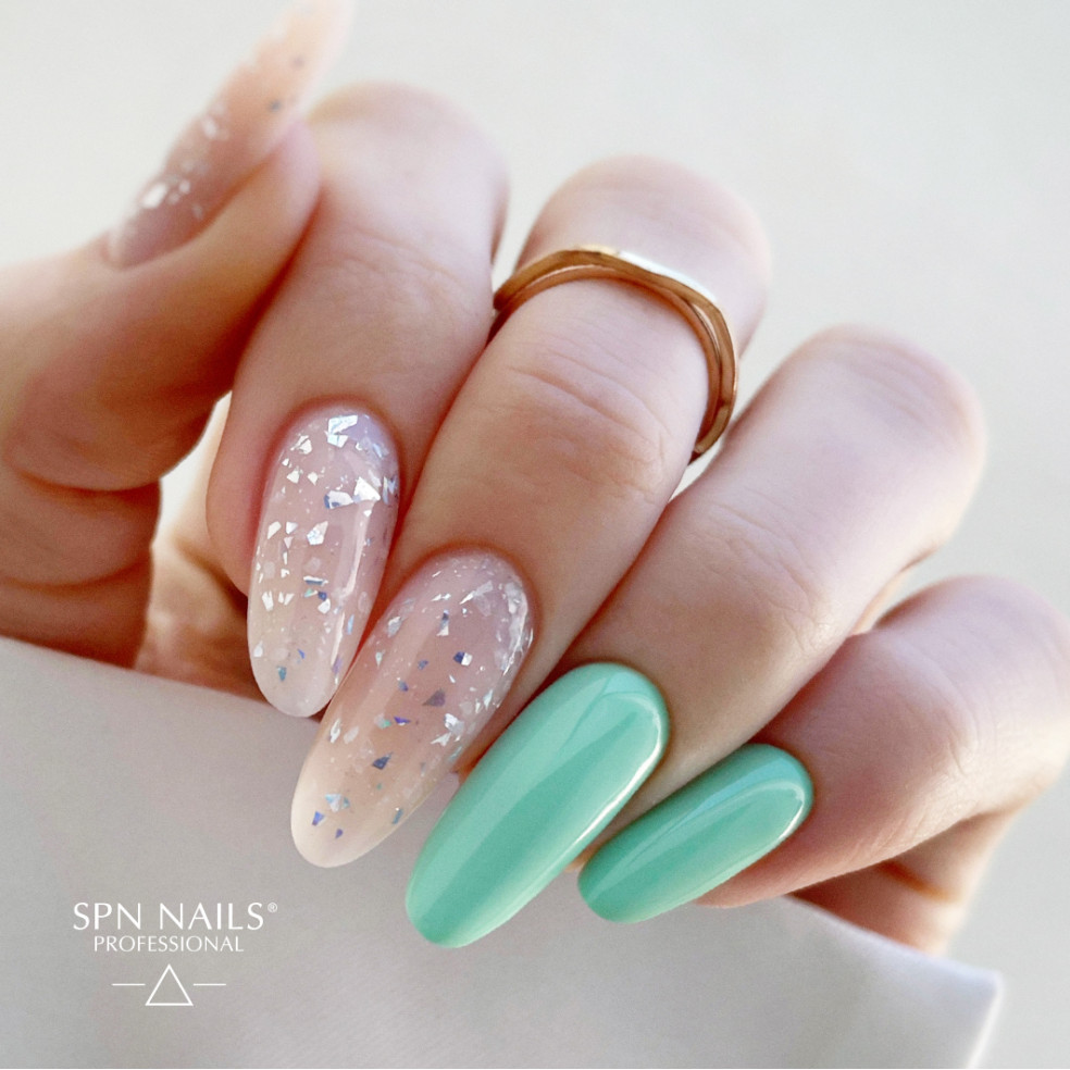 Manicure hybrydowy. Stylizacka wykonana z wykorzystaniem lakieru w kolorze miętowym zielonym