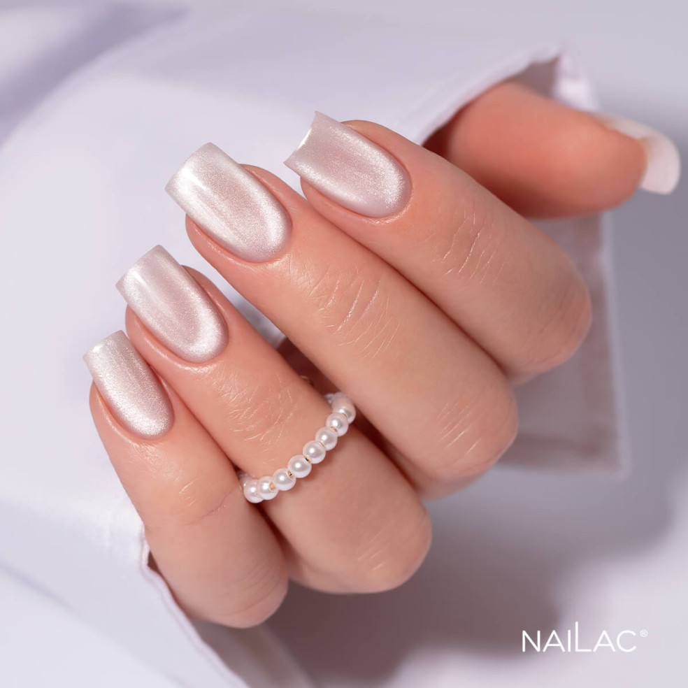 Paznokcie pomalowane topem hybrydowym Cat Eye Pearl z efektem flash