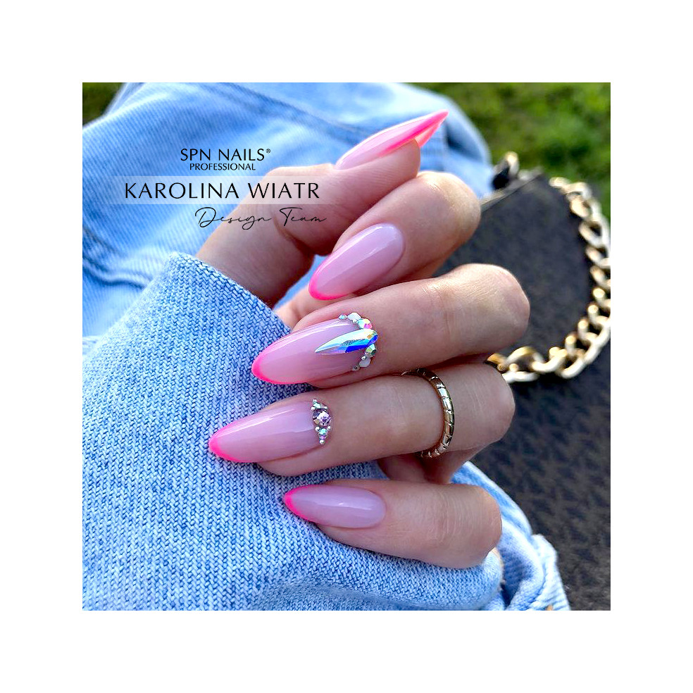 French manicure namalowany lakierem hybrydowym w kolorze koralorym różowym