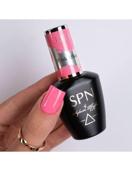 kciuk pomalowany różowym lakierem  1038 Pink Affair!