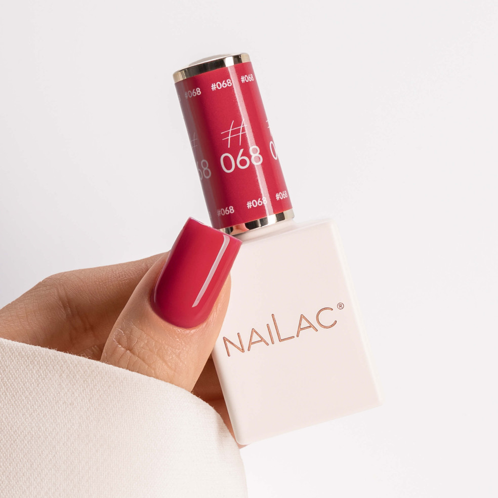 kciuk pomalowany czerwonym  lakierem #068 NaiLac