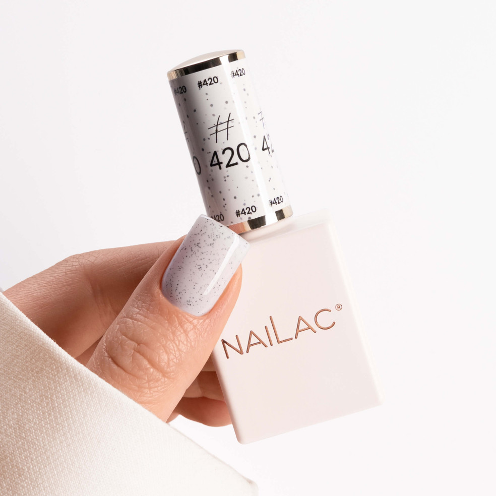 kciuk pomalowany nakrapianym mlecznym lakierem #420 NaiLac