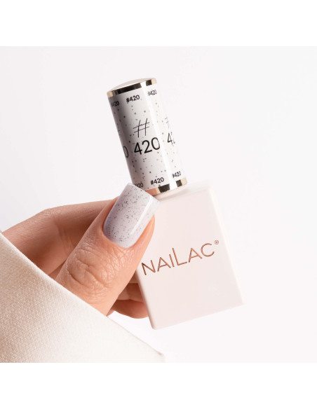 kciuk pomalowany nakrapianym mlecznym lakierem #420 NaiLac