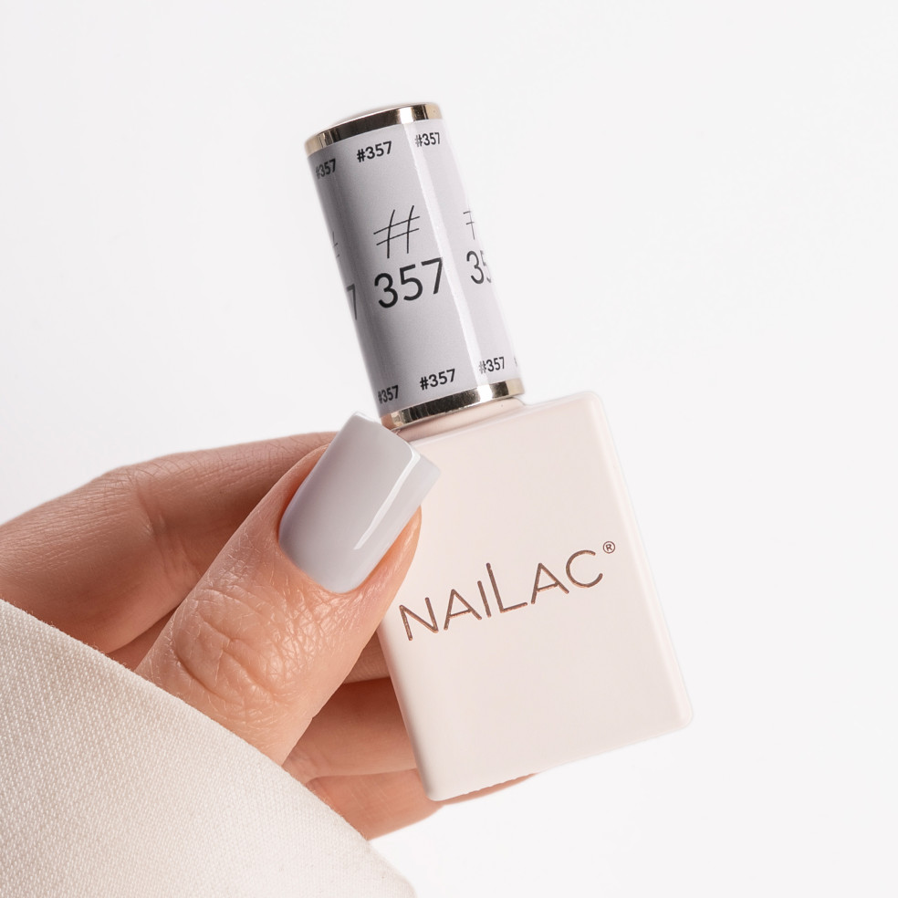 kciuk pomalowany szarym lakierem #357 NaiLac