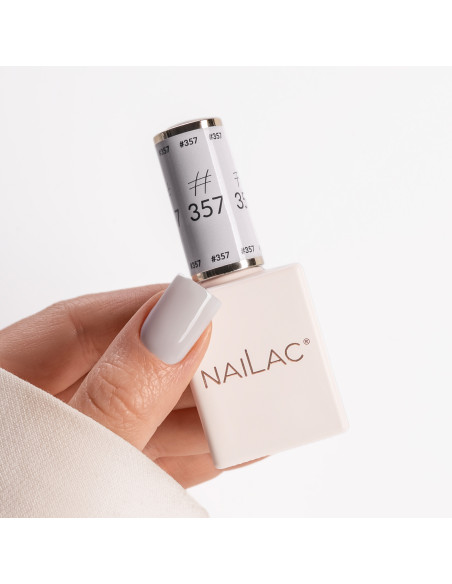 kciuk pomalowany szarym lakierem #357 NaiLac