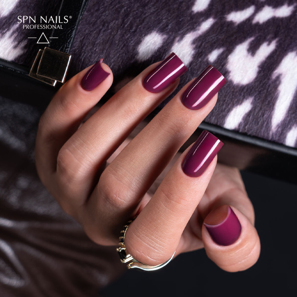 Śliwkowy manicure wykonany lakierem hybrydowym 1045 Plum Noir SPN Nails