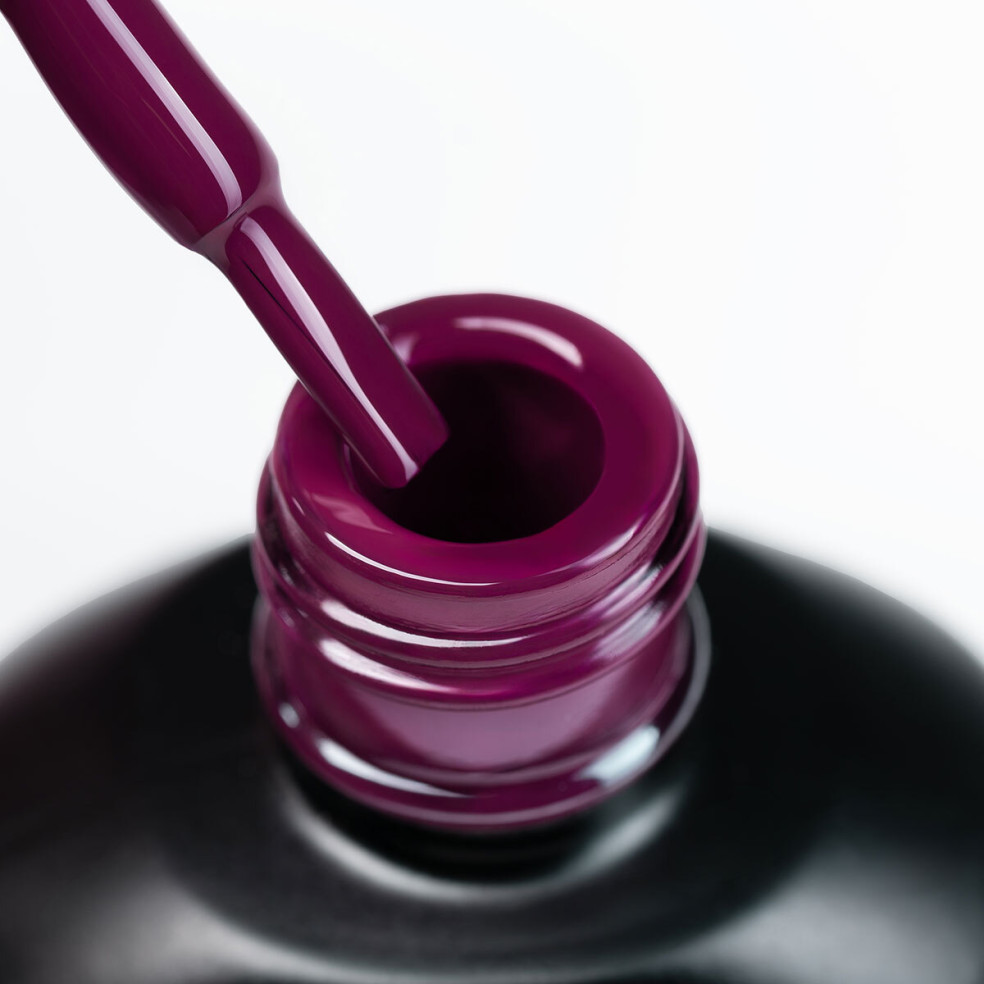 Otwarta buteleczka lakieru hybrydowego 1045 Plum Noir z pędzelkiem pokazująca śliwkowy kolor