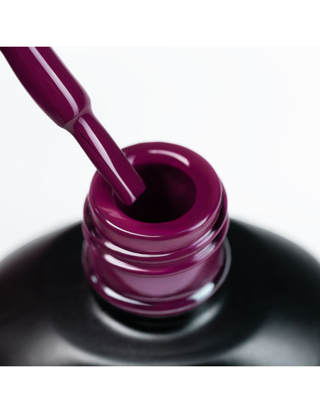 Otwarta buteleczka lakieru hybrydowego 1045 Plum Noir z pędzelkiem pokazująca śliwkowy kolor